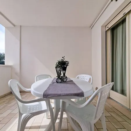 Apartman Poolside Retreat With Terrace And