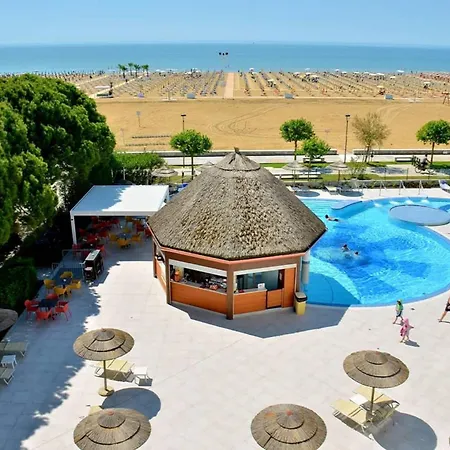 Poolside Retreat With Terrace And Apartman *